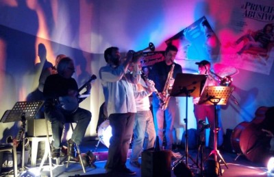 La Batucada A Banda Etnica  & le Bastia Blue Band déambulent à Bastia